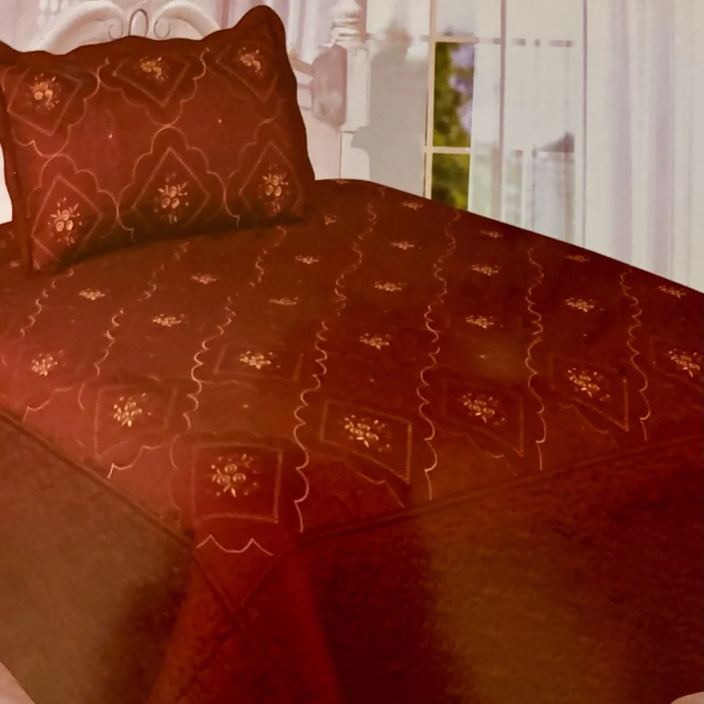 BEDDING Bedspread Burgundy w/Gold Embroidered Design w/1 Pillow cover Size Twin - Picture 4 of 4
